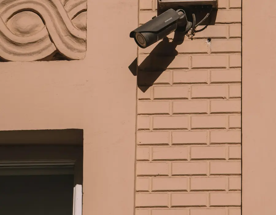 Bezpečnostná kamera na stene